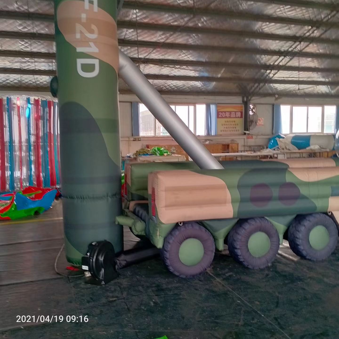 芙蓉军事演习中的充气目标车辆：模拟发射车雷达车坦克飞机